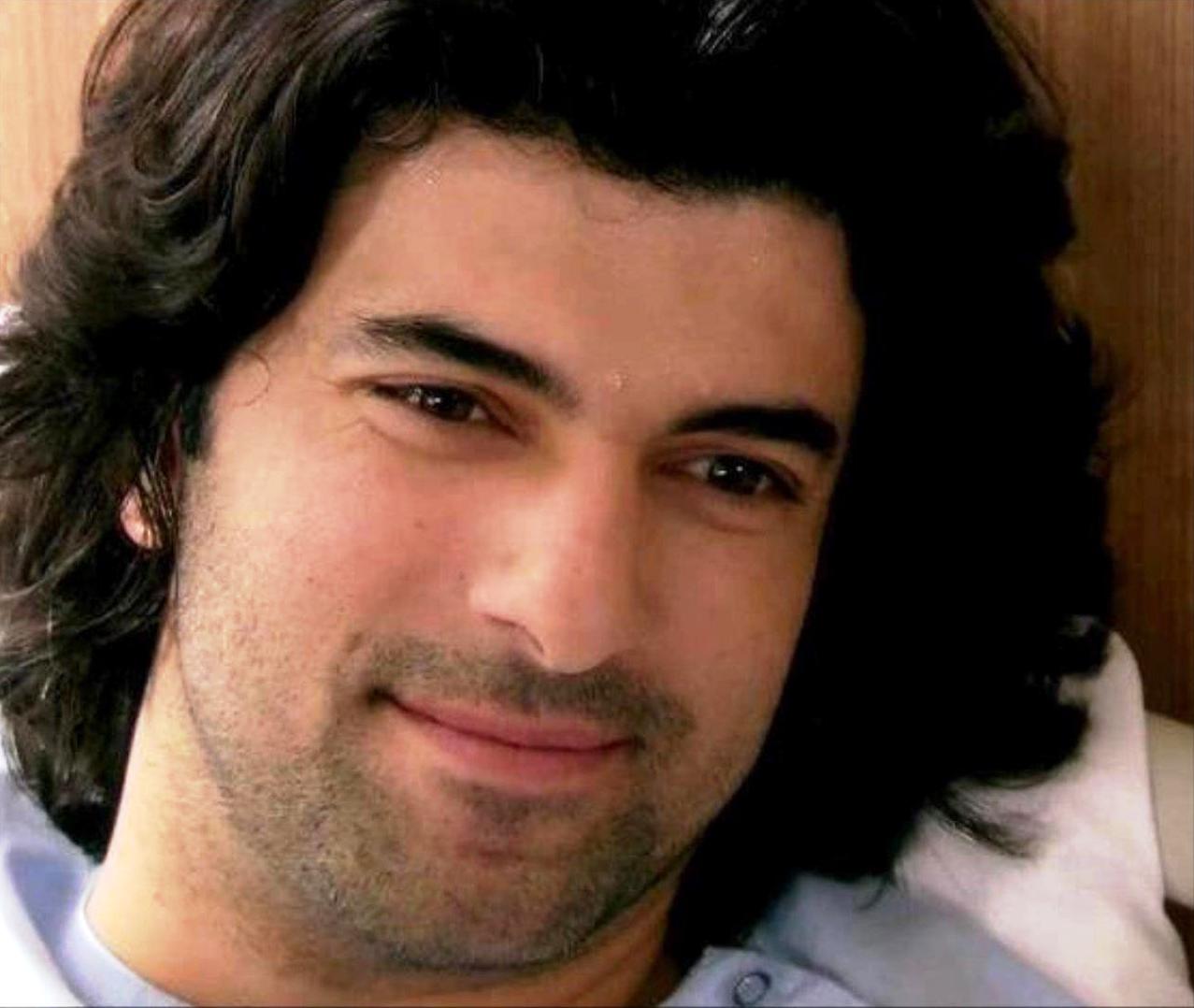 Engin Akyürek (Kerim) - Can't forget you.mp4_snapshot_04.00_[2013.01.26_23.54.59].jpg